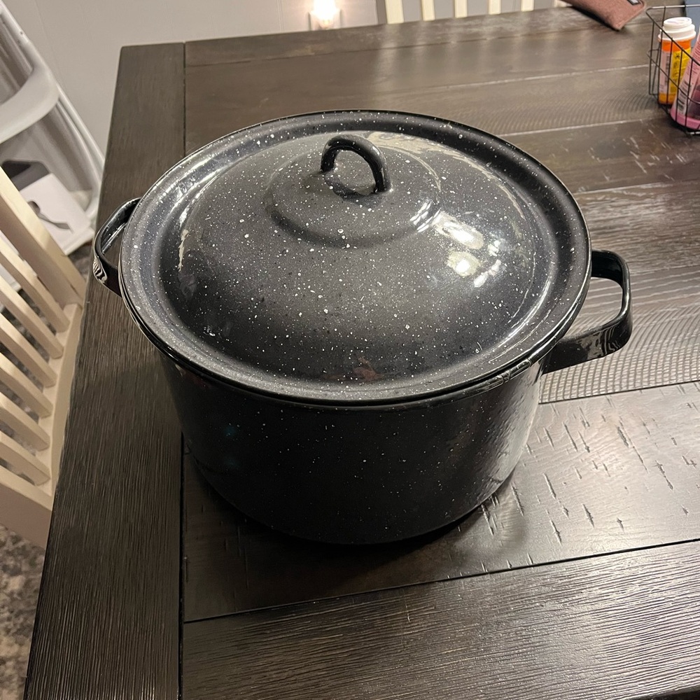 Vintage black speckled enamel ware stockpot with lid